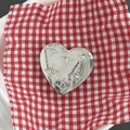 Dettaglio del supporto per telefono a cuore argentato con stelle incise e strass - Argento Lucido - Cuore con Stella di Strass