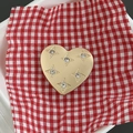 Dettaglio di un supporto per telefono a cuore dorato con stelle incise e strass - Oro Opaco - Cuore con Stella di Strass