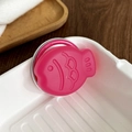 Détail du support de téléphone rose en forme de poisson avec écailles en relief rose - Rose Rouge Gelée
