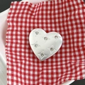 Dettaglio del supporto per telefono a cuore in argento con stelle incise e strass lucidi - Argento Opaco - Cuore con Stella di Strass