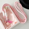 Dettaglio del cordino per cellulare intrecciato rosa con ciondoli a stella e campanello - Rosa