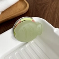 Gros plan d'un support magnétique de téléphone en forme de poisson vert clair - Vert Jasmin Gelée