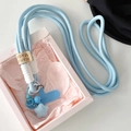 Dettaglio del cinturino intrecciato azzurro per cellulare con ciondolo a stella e campanello - Blu