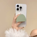 Dettaglio del supporto pieghevole per telefono in pelle verde chiaro con goffratura - Verde