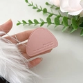 Dettaglio del supporto per telefono in pelle rosa con testo di montagna e cuciture - Rosa