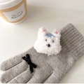 Dettaglio guanto in maglia grigia con testa di cucciolo di peluche e fiocco nero - Supporto Bianco - Cane di Peluche con Cappello