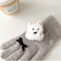 Dettaglio di guanto grigio in maglia con patch cucciolo di peluche e fiocco di velluto - Supporto Bianco - Cane di Peluche con Guance Rosse