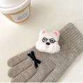 Dettaglio guanto in maglia grigio con muso di animale in peluche e fiocco di velluto nero - Supporto Bianco - Cane di Peluche con Occhiali
