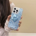 Détail de la coque iPhone bleue pailletée avec nœud 3D, paillettes cœur et décor Sweet - Bleu / iPhone 7/8/SE 2020
