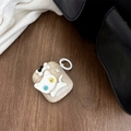 Dettaglio custodia AirPods in silicone beige con simpatico gatto bianco con occhi diversi - Gatto Bianco 3D (Albicocca) / AirPods 1ª/2ª generazione