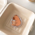 Dettaglio del supporto per cellulare in acrilico capybara con bubble tea in scatola - Capybara Magnetico Versatile N. 4 (Mentre beve tè al latte)