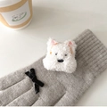 Dettaglio guanto in maglia grigia con cucciolo di peluche bianco e fiocco in velluto nero - Supporto Bianco - Cane Musicista di Peluche