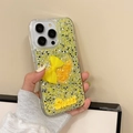 Détail de la coque iPhone pailletée avec nœud en soie jaune et lettrage Sweet en 3D - Jaune / iPhone 7/8/SE 2020