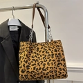 Damen-Tragetasche mit Leopardenmuster aus Cord, braunen Trägern und Kettenelementen - Braun