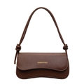 Bolso baguette de cuero marrón oscuro con solapa ondulada y letras doradas - Marrón