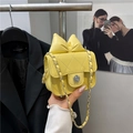 Mini sac à bandoulière en cuir jaune matelassé avec nœud et chaîne argentée - Jaune