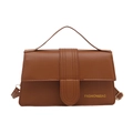 Bolso cuadrado vintage marrón con logo dorado y correa ajustable sobre fondo blanco - Marrón
