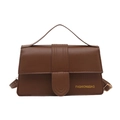 Bolso bandolera cuadrado de cuero marrón con asa superior y letras doradas - Marrón