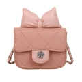 Sac à bandoulière matelassé rose avec nœud et fermoir camélia sur blanc - Rose