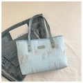 Detalle de bolso tote azul claro texturizzato con rayas en zigzag de colores - Tipo estándar / Azul