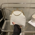 Bolso de noche blanco texturizado con marco dorado y correa de cadena en estilo elegante - Blanco