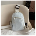 Detalle de bolso de pecho gris con correa ajustable y bolsillo frontal con cremallera - Blanco
