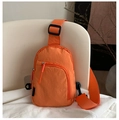 Gros plan détaillé sur le sac de poitrine en nylon orange avec bandoulière réglable noire - Orange
