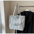 Detail of silver tote bag with metallic butterfly buckle and pleated texture - Standard Type / Silver
