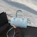 Hellblaue herzgesteppte Zylindertasche mit silberner Schleife und Schultergurt - Blau