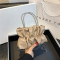 Sac à main beige plissé avec poignées rondes en strass et fine chaîne métallique - Kaki