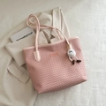 Bolso tote rosa de diseño trenzado con correa ajustable y un amuleto de peluche - Con Colgante / Rosa