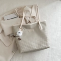 Bolso tote tejido beige con etiqueta de moda y colgante de monstruo de peluche blanco - Con Colgante / Blanco Roto