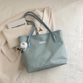 Bolso tote de tejido azul claro con correa y colgante de peluche sobre blazer beige - Con Colgante / Azul
