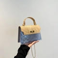 Borsa a tracolla in PVC blu con texture a rombi, patta marrone e catena d'oro - Marrone (7201)