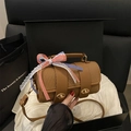 Sac cylindrique tressé marron avec fermoir doré et bandoulière dans un coffret cadeau - Marron