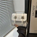 Bolso bandolera de piel sintética blanca con estrellas metálicas y asa superior - Blanco