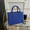 Sac cabas classique bleu marine en cuir Saffiano avec garniture dorée et bandoulière - Bleu