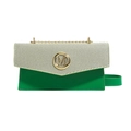Schicke grün-beige gewebte Box-Tasche mit goldenem M-Logo und Kettenriemen auf Weiß - Grün