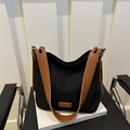 Borsa a secchiello in tela nera e marrone con tracolla in pelle e toppa alla moda - Nero