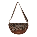 Retro Satteltasche mit Leopardenmuster, breitem Schultergurt auf weißem Hintergrund - Braun Leopard