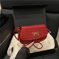 Sac bandoulière rouge effet crocodile avec boucle nœud doré dans un coffret cadeau chic - Rouge
