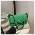 Dettaglio della borsa sottobraccio in pelle verde con chiusura rettangolare abbinata - Verde
