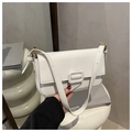 Dettaglio della borsa sottobraccio bianca in pelle martellata con fibbia dorata e tracolla - Bianco