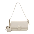 Minimalistische cremeweiße Baguette-Tasche aus Leder mit kleinem runden Taschenanhänger - Weiß