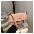 Dettaglio della borsa in pelle rosa martellata con fibbia dorata e tracolla - Rosa