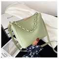 Bolso saco verde menta de cuero con cadena dorada y letras de moda - verde claro