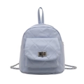 Hellblauer Mini-Rucksack mit klassischer Rautensteppung und elegantem Kettenriemen - Blau