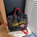 Bolso saco de denim gris con bordado Chill vibes y correas rojas ajustables - Negro