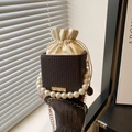 Retro Vintage Box Handtasche mit braunem Karomuster, Perlengriff und goldener Kette - Braun
