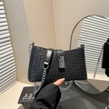 Borsa sottobraccio nera intrecciata con catena argento in un contesto lifestyle moderno - Nero